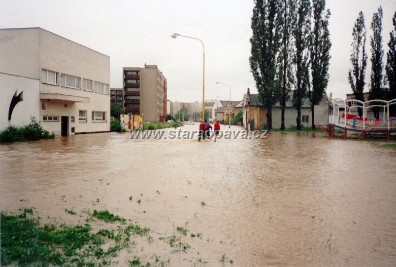 rolnicka (13).jpg - Počátek Rolnické ulice při povodních v roce 1997.
